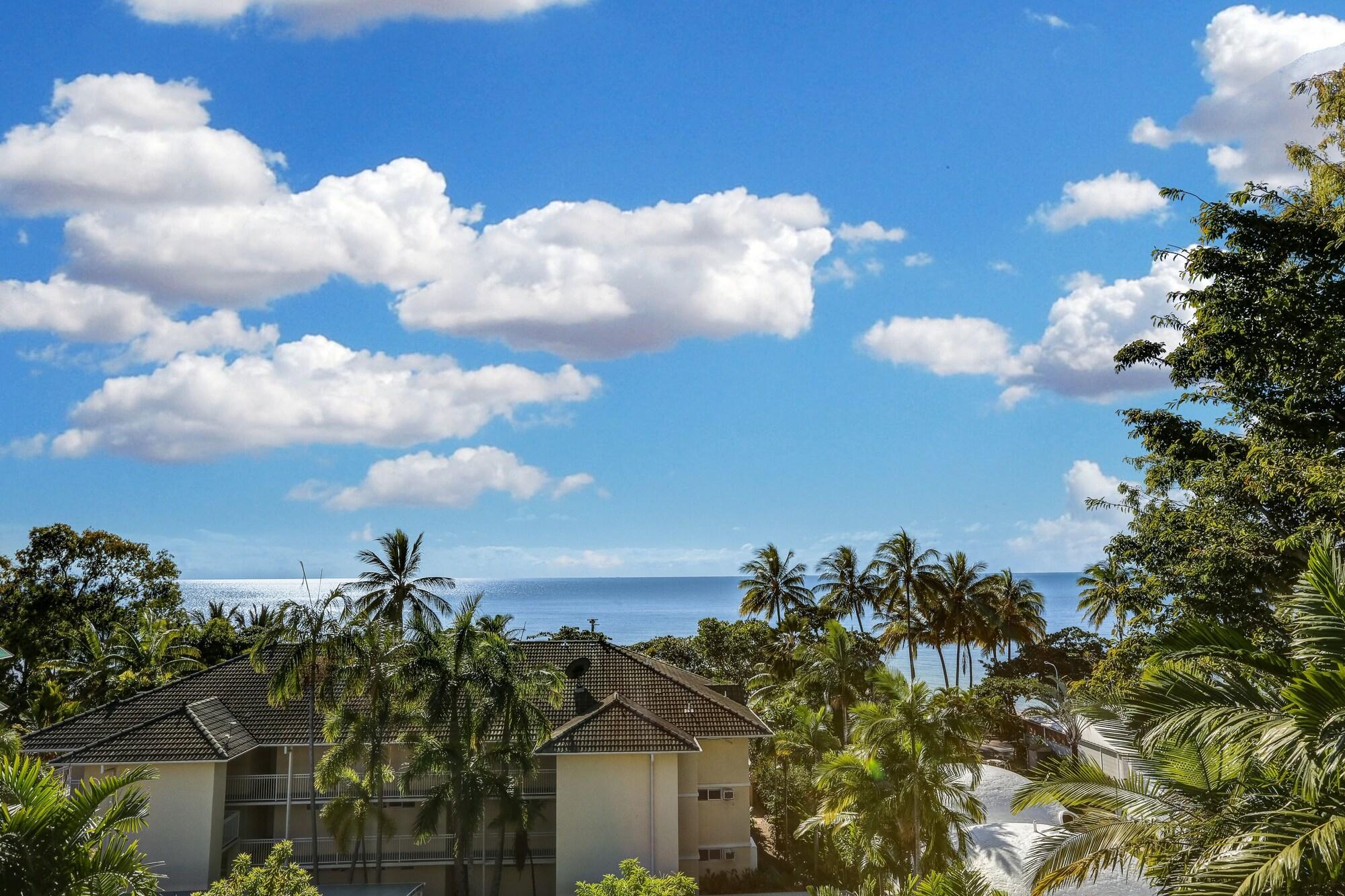 On The Beach Apartments Trinity Beach Exterior photo