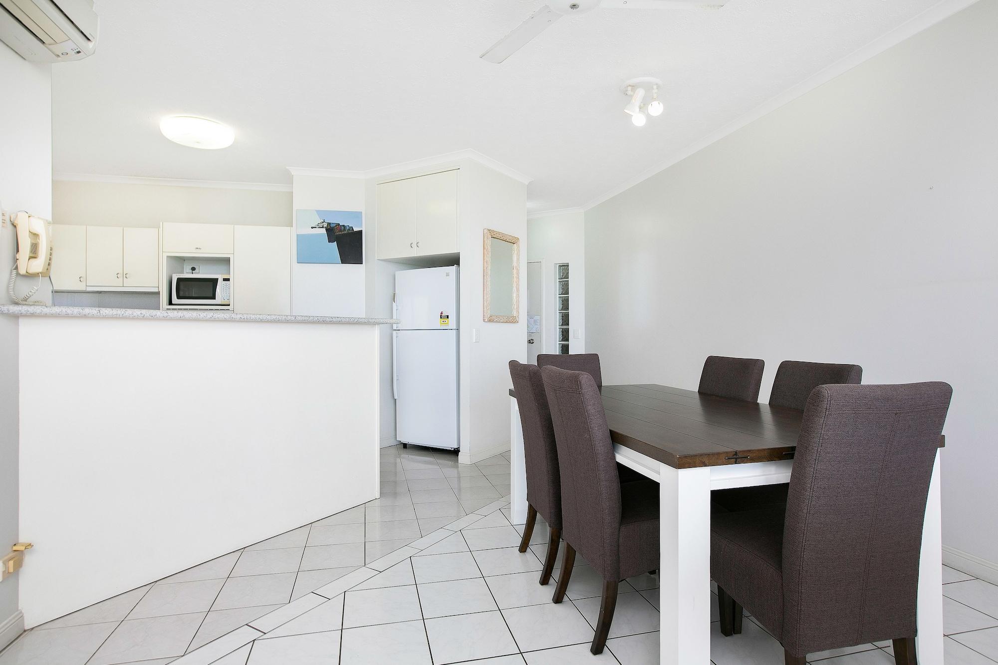 On The Beach Apartments Trinity Beach Exterior photo