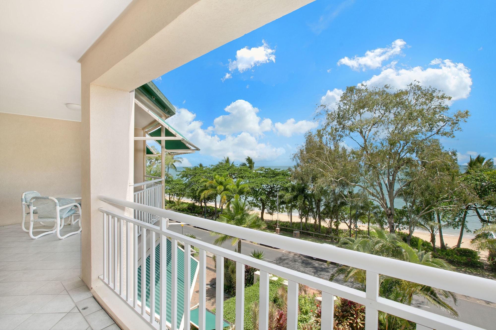 On The Beach Apartments Trinity Beach Exterior photo