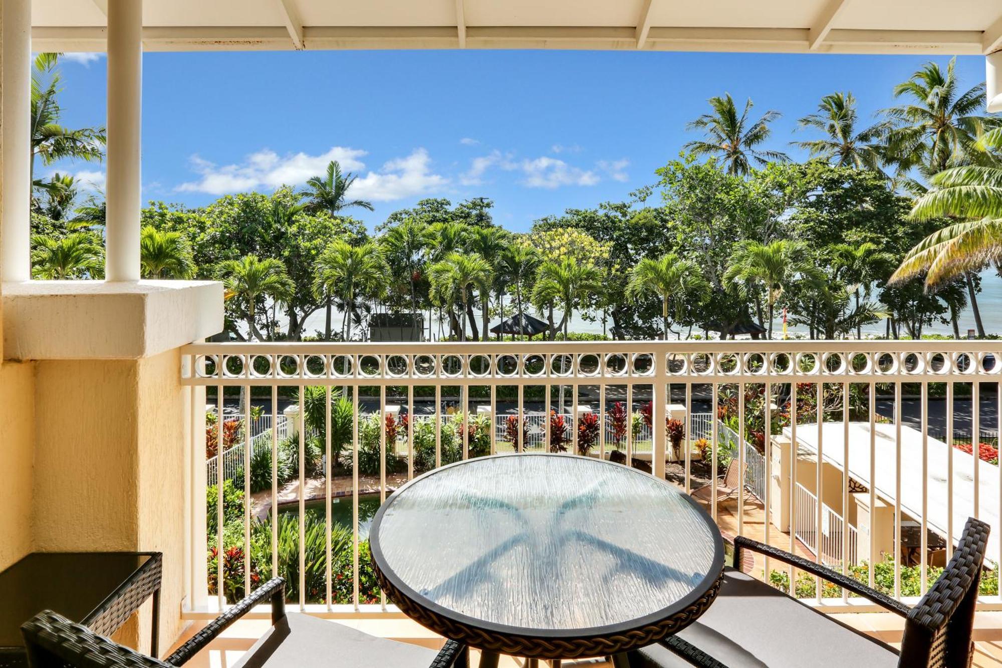 On The Beach Apartments Trinity Beach Room photo