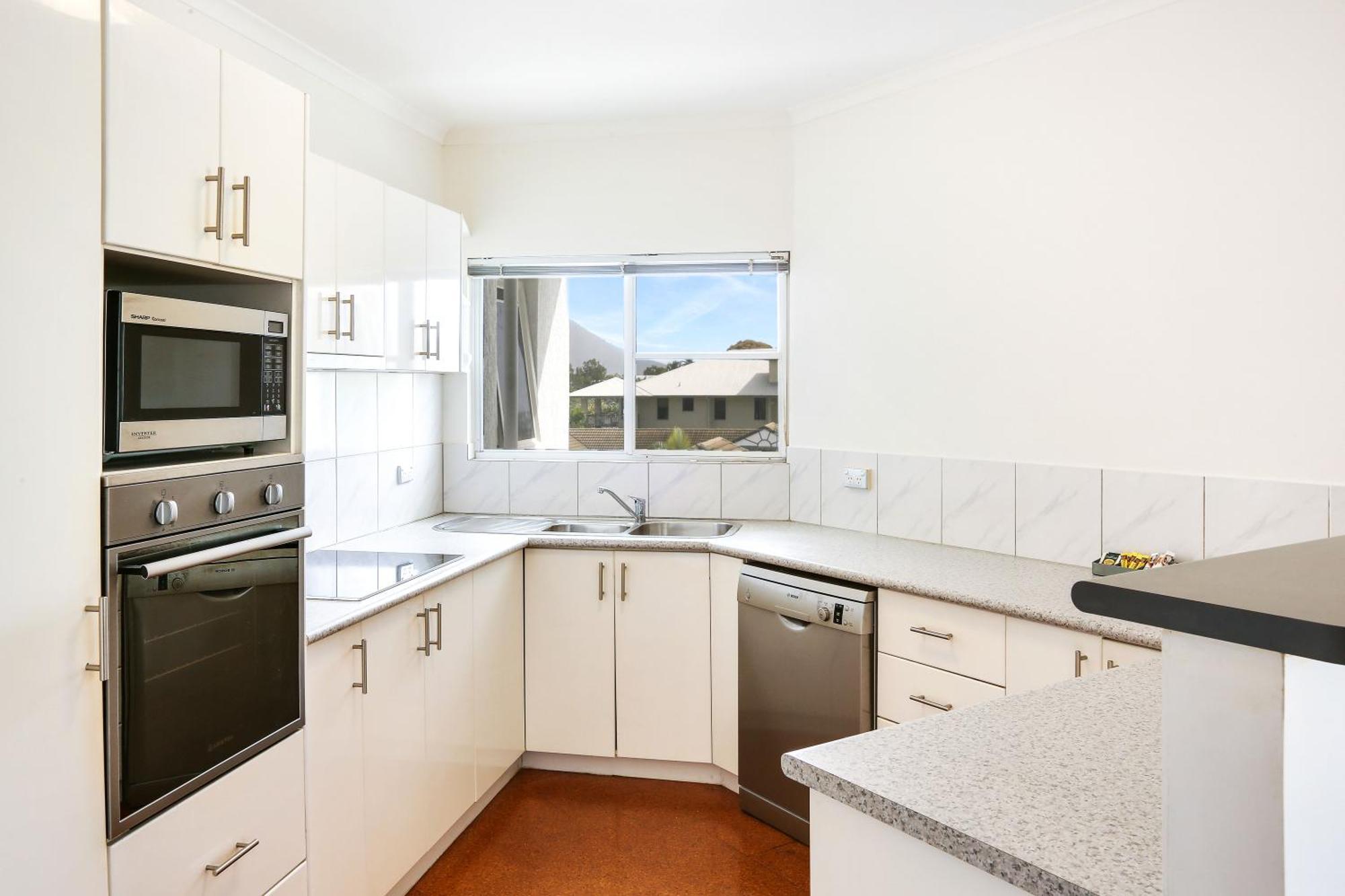 On The Beach Apartments Trinity Beach Room photo