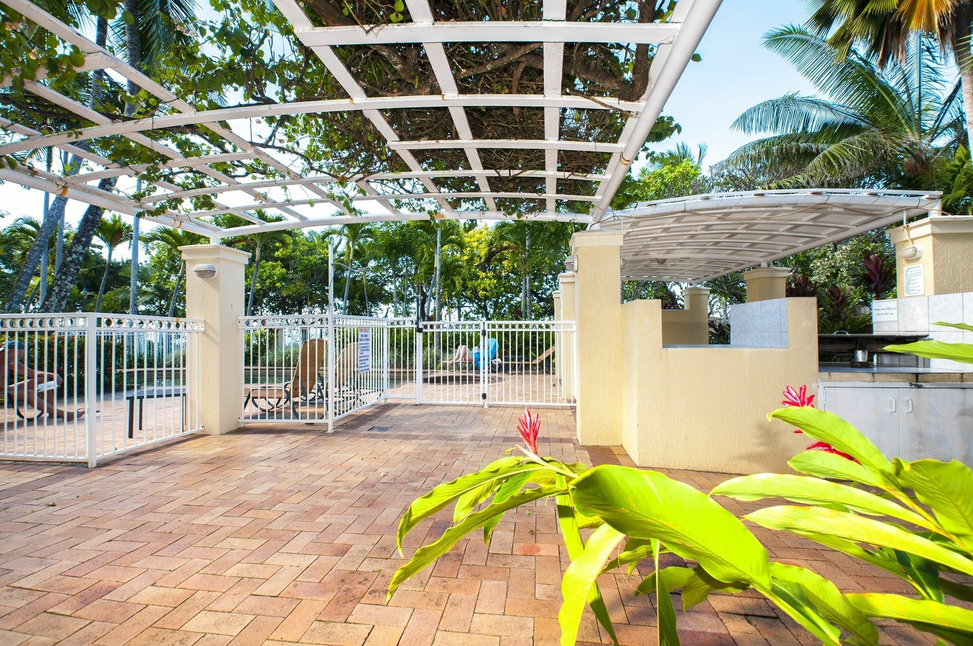 On The Beach Apartments Trinity Beach Exterior photo
