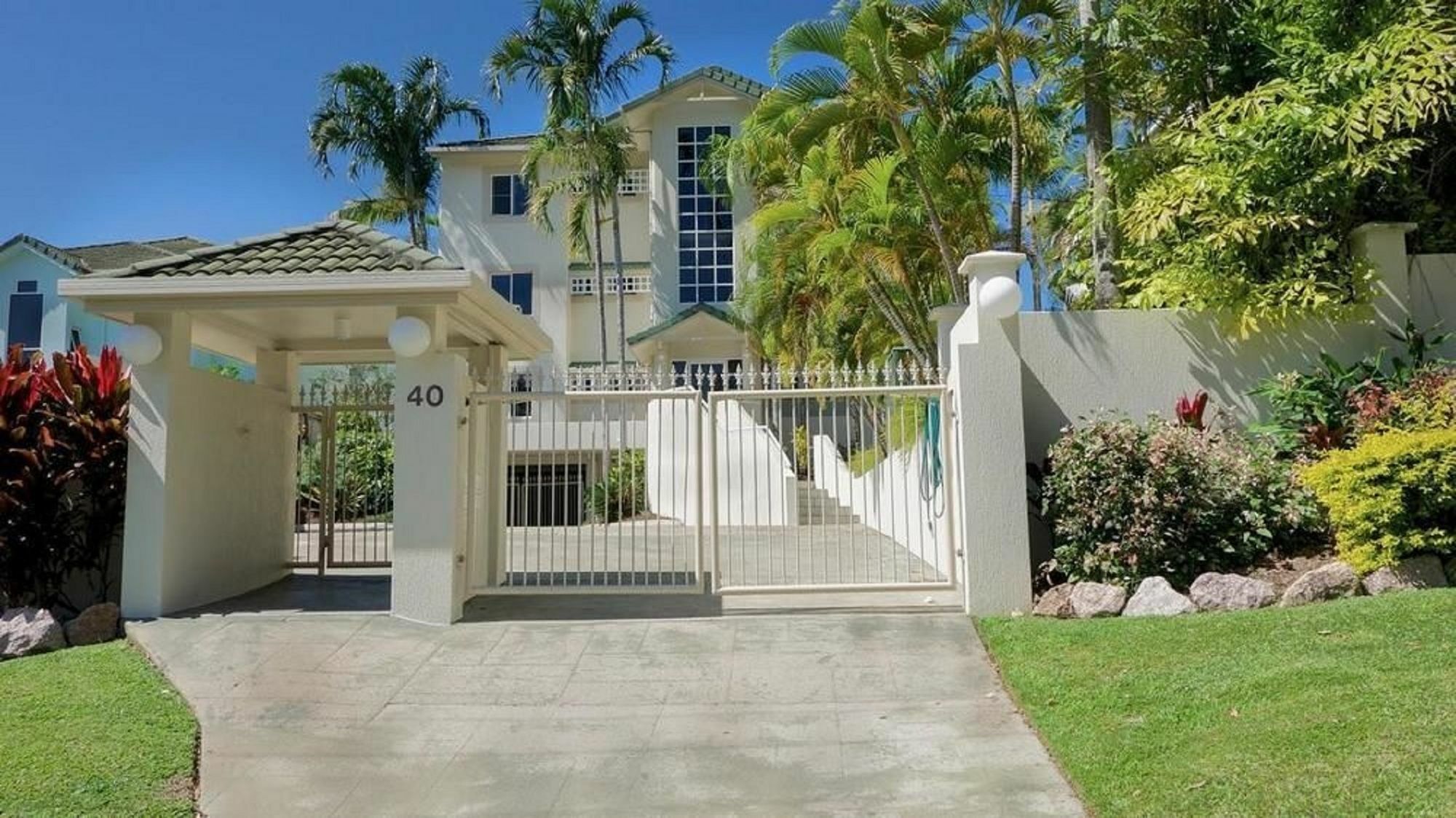 On The Beach Apartments Trinity Beach Exterior photo