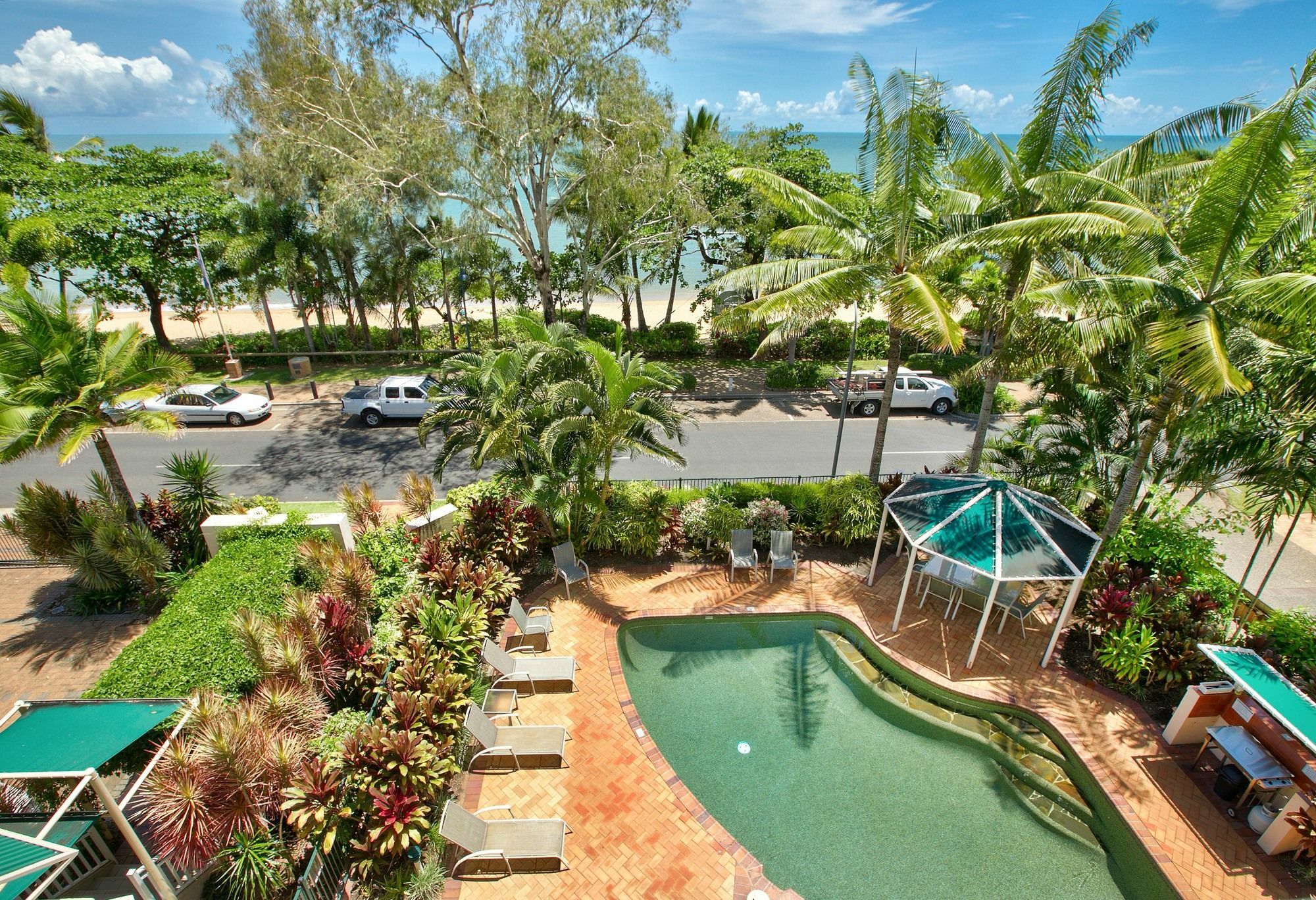On The Beach Apartments Trinity Beach Exterior photo