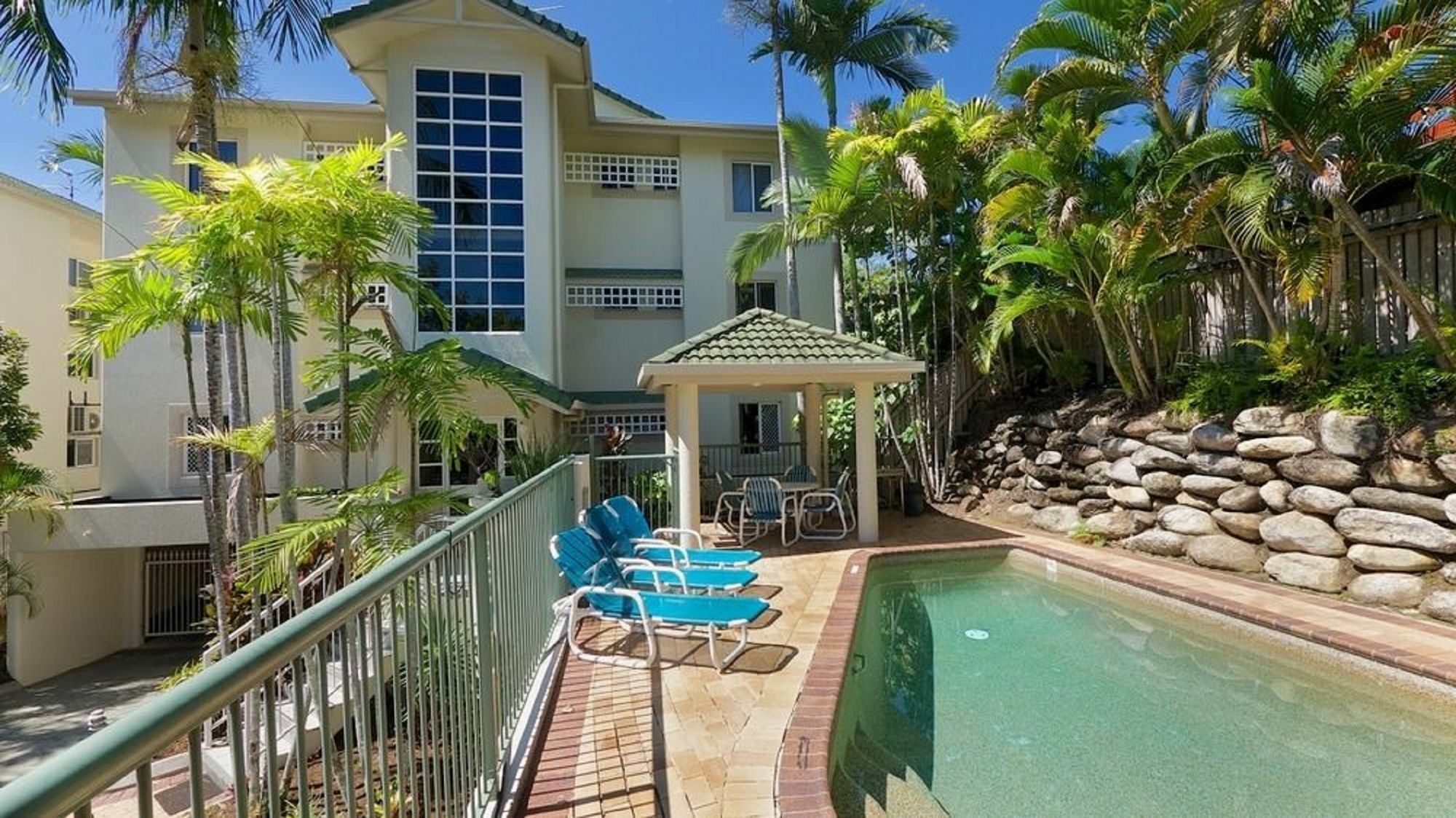 On The Beach Apartments Trinity Beach Exterior photo